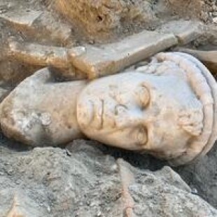 Hallada en Turquía una estatua de 2.000 años de antigüedad de una cabeza de sacerdote [ENG]