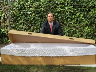 Una funeraria ofrece los primeros ataúdes de cartón por 100 euros