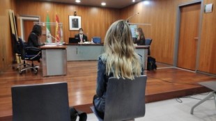 Recurrirán la condena a una mujer por procesionar una vagina de plástico en Málaga