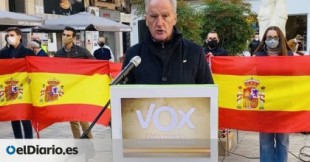 Acto de Vox en Castelló: tapan la bandera arcoíris y confunden a una asociación de campaneros con antifascistas