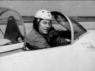 Chuck Yeager, el primer piloto de avión que superó la barrera del sonido, fallece a los 97 años (ENG)
