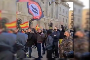 Denuncian por apología y delito de odio a los "grupos nazis" del acto de Vox en Barcelona