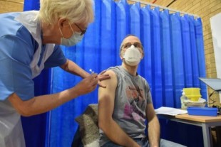 Reino Unido pide a los alérgicos que no se vacunen tras la reacción adversa de dos personas