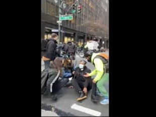 Un coche embiste a varios manifestantes en una protesta de Black Lives Matter en Nueva York