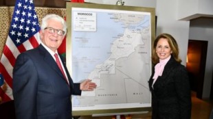 El embajador de EEUU regala a Mohamed VI un mapa de Marruecos con el Sáhara