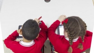 La plataforma Xnet y tres colegios de Barcelona 'sacan' a Google de las aulas con un plan de digitalización alternativo