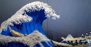 Una escultura ondulante recrea la "gran ola" de Hokusai en 50.000 piezas de LEGO (ENG)
