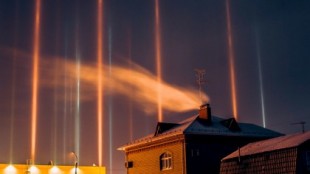 Impresionantes pilares de luz aparecen en el cielo