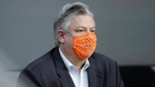 Ingresado por Covid el diputado alemán que se burló del coronavirus usando una mascarilla agujereada