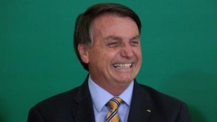 Bolsonaro dice que la vacuna de Pfizer podría tener como efecto secundario convertir a las personas en caimanes