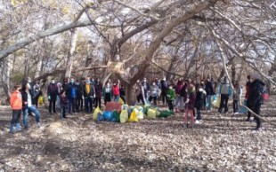 Más de 80 bolsas de basura, parrillas, bañadores y hasta un extintor: jornada de limpieza en el río Jarama (Arganda)