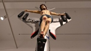 Abogados Cristianos se querella contra el Reina Sofía por exponer a un Cristo crucificado en un avión