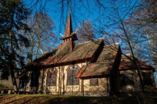 Ateos intentan salvar histórica iglesia alemana de madera plancha a plancha [ENG]
