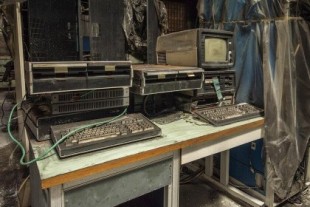 Cientos de ordenadores y demás tecnología soviética se acumula en un edificio abandonado