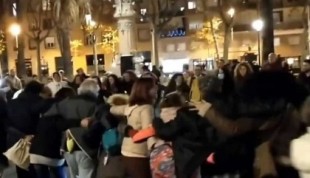 Negacionistas cantan y bailan abrazados en Barcelona sin respetar las medidas de seguridad