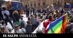 Lanzan una campaña en apoyo de las personas juzgadas por protestar contra el bus de HazteOír en Sevilla