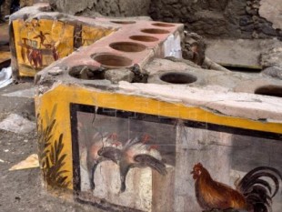 Descubren en Pompeya un termopolio, un restaurante aún con restos de comida
