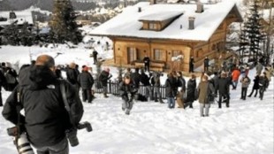 Cientos de turistas británicos huyen de su confinamiento en Suiza