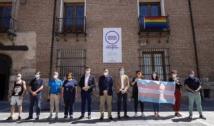 Un juzgado condena a la Diputación de Valladolid por colgar la bandera LGTBi en uno de sus balcones