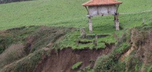 Un argayu pone en riesgo de desaparición uno de los hórreos más fotografiados de Asturias