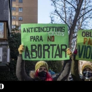 Feministas plantan cara al acoso de antiabortistas frente a la clínica Dator en Madrid