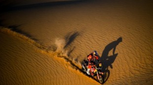 Escándalo en el Dakar con la gasolina de las motos y los prototipos ligeros: encuentran agua en los depósitos