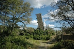 La torre del castillo medieval de Vernazzano, inclinada al borde de un precipicio