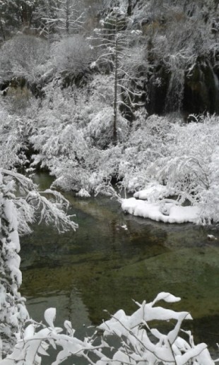 Imágenes del nacimiento del río Cuervo en Cuenca nevado