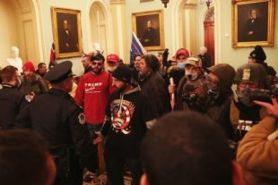 Los seguidores de Trump irrumpen en el Congreso de EEUU y se enfrentan a la Policía