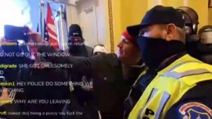 Polémica por un vídeo en el que se ve a varios policías posando y haciéndose fotos con los asaltantes en el Capitolio