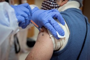 La Comunidad de Madrid rechazó vacunadores del Ayuntamiento al tiempo que contrataba a Cruz Roja