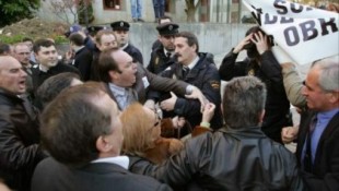 Cuando cien alcaldes del PP intentaron entrar a la fuerza en el Parlamento Gallego [gal]