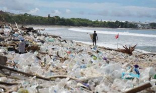Playas de Bali enterradas en una marea de basura plástica
