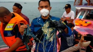 Hallaron restos del avión que cayó al mar en Indonesia: no hay sobrevivientes