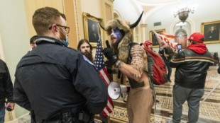 El FBI detiene al 'vikingo' del asalto al Capitolio