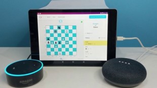 Amazon Alexa contra Google jugando al ajedrez