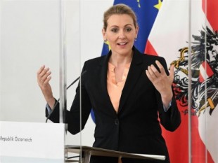 La ministra de Trabajo de Austria dimite tras ser acusada de plagio en su tesis
