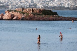 Una ola de calor saca a los griegos del confinamiento y los lleva a las playas