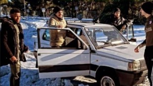 Los coches de los jugadores del Atlético para ir al entrenamiento bajo la nieve: unos Fiat Panda clásicos