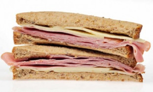 Los funcionarios de aduanas holandeses confiscan los sándwiches de jamón y queso de los conductores británicos [ENG]