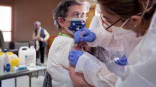 Suspendidos de empleo tres sanitarios por ofrecer vacunar a sus familiares