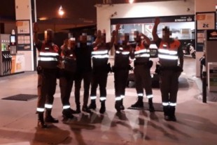 Nueva foto de vigilantes de metro haciendo el saludo fascista . Hace tres años que la empresa conocía esta foto