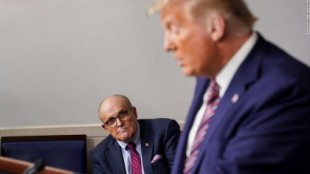 Trump ha ordenado a sus asistentes no pagar a su abogado Rudy Giuliani [ENG]