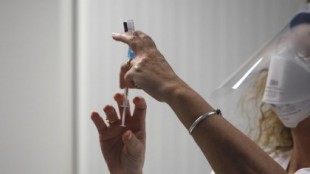 Las tres enfermeras expedientadas en Cataluña dejaron sin la vacuna a cinco residentes