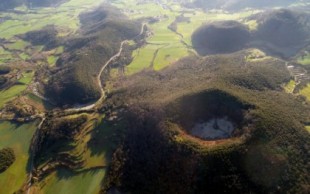 El volcán de Santa Margarida, un cono perfecto con una ermita en el centro de su cráter