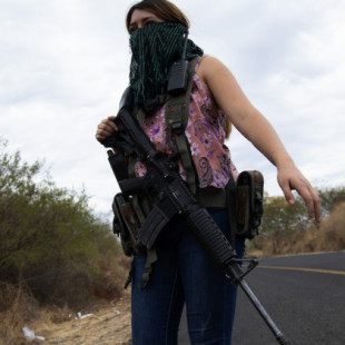 Madres embarazadas y con bebés en brazos toman armas de asalto y se enfrentan al cártel de Jalisco (México)