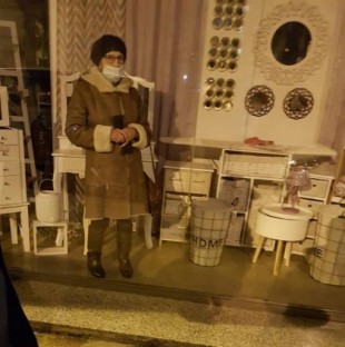 Dejan olvidada a una señora en un bazar chino de Torrelavega después de cerrar