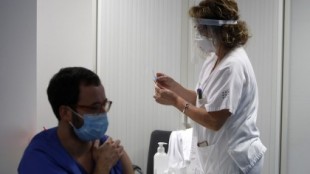 España sigue sin usar a 18.700 enfermeras listas para acelerar la vacunación covid