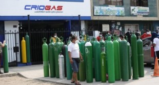 En Perú vuelven a registrarse largas colas para recargar balones de oxígeno medicinal en el Callao