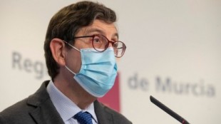 La esposa del consejero de Salud de Murcia también fue vacunada contra el coronavirus